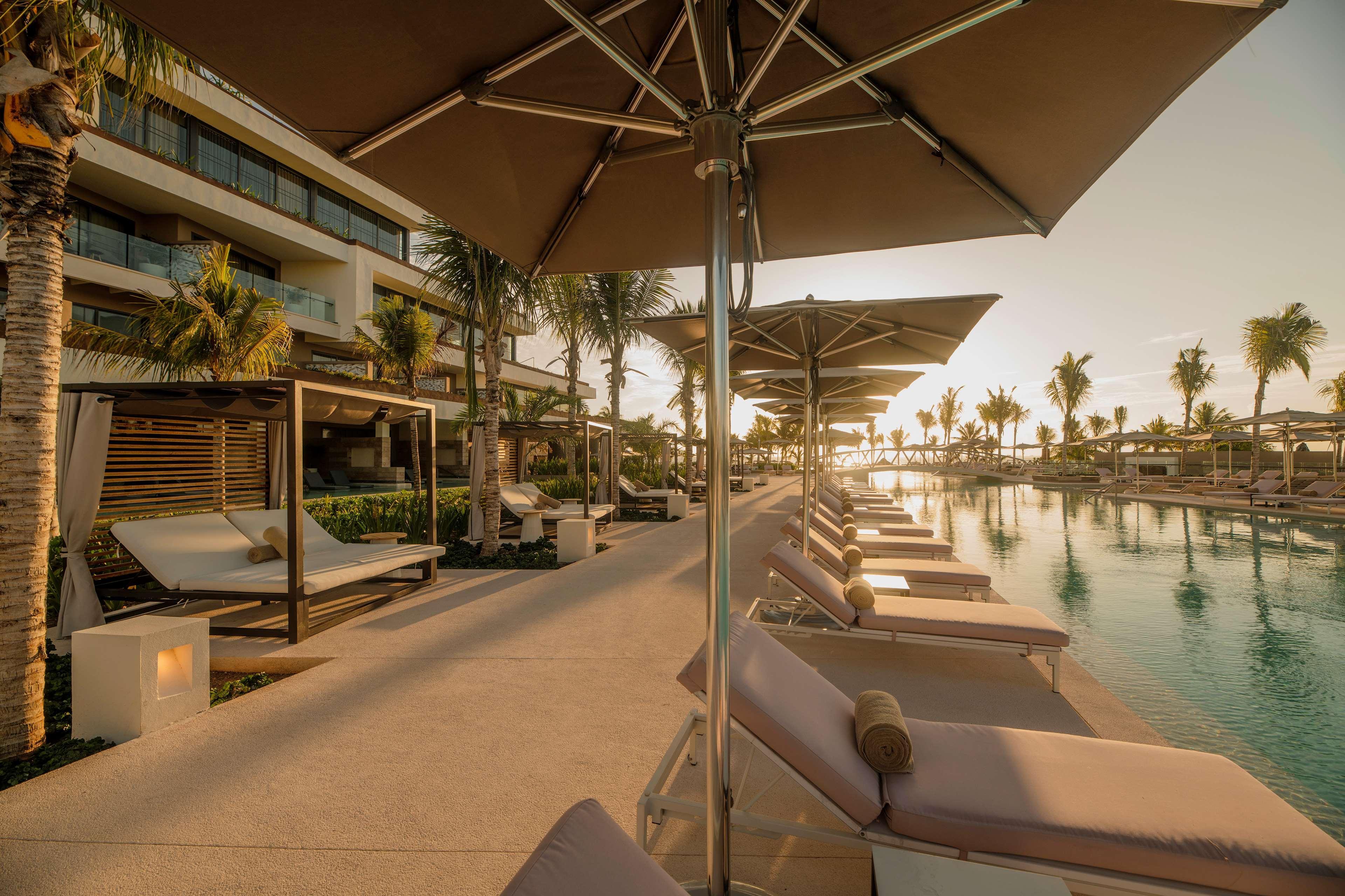 Hotel Atelier Playa Mujeres (Adults Only) Cancún Esterno foto The pool at the hotel