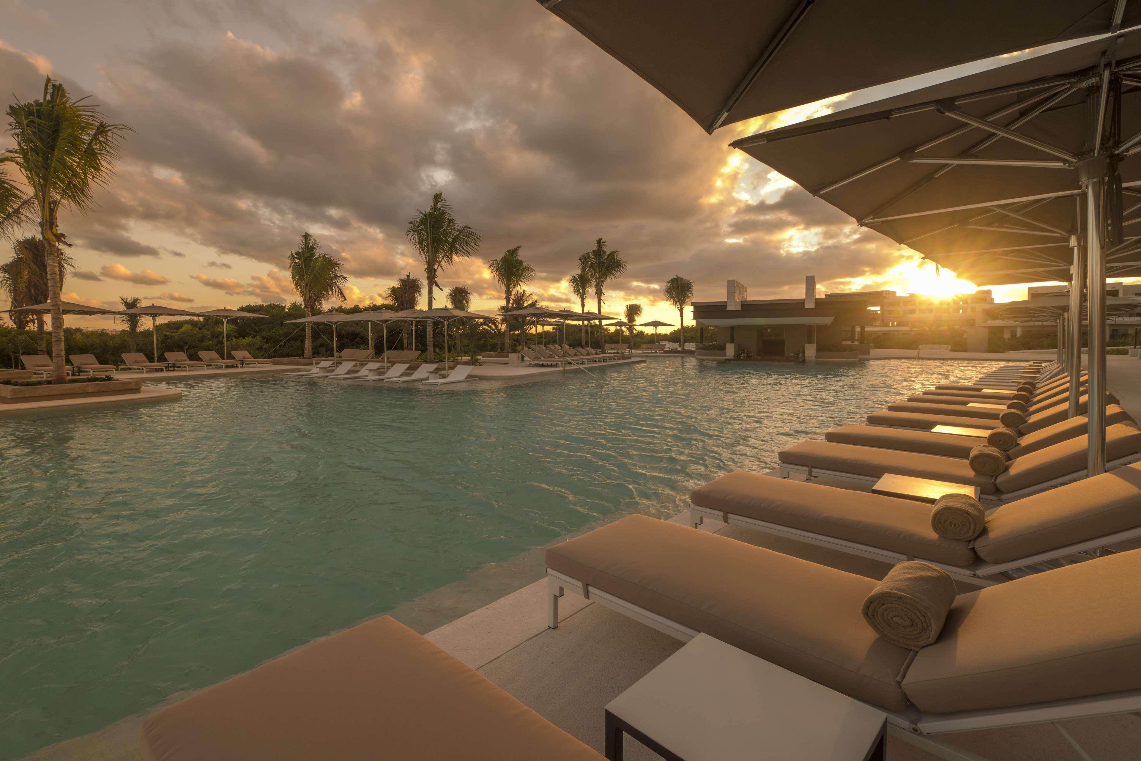 Hotel Atelier Playa Mujeres (Adults Only) Cancún Esterno foto The pool at the hotel