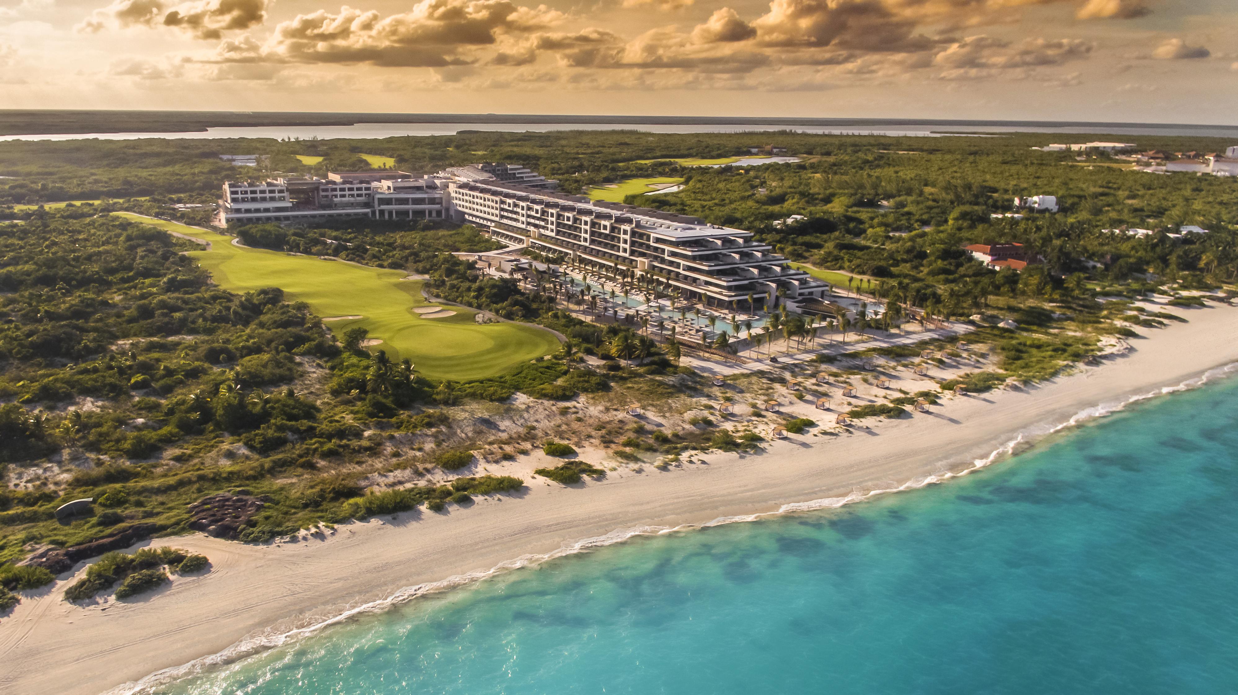Hotel Atelier Playa Mujeres (Adults Only) Cancún Esterno foto Aerial view of the hotel