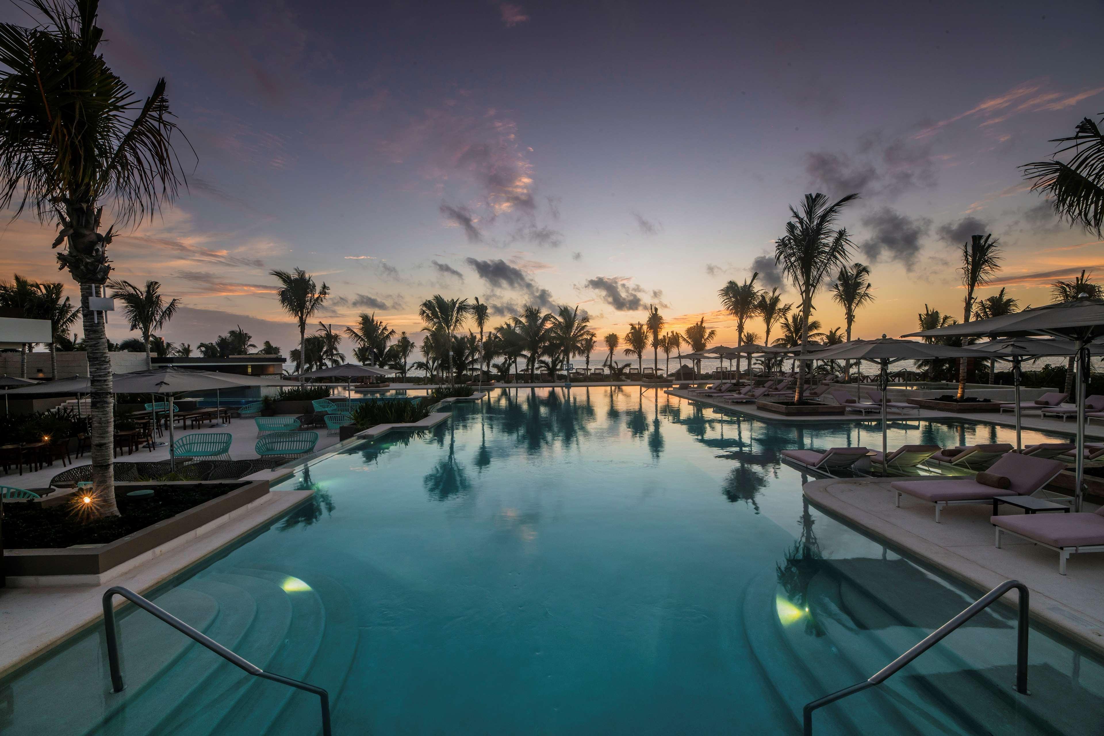 Hotel Atelier Playa Mujeres (Adults Only) Cancún Esterno foto The pool at the Hard Rock Hotel in Cancun
