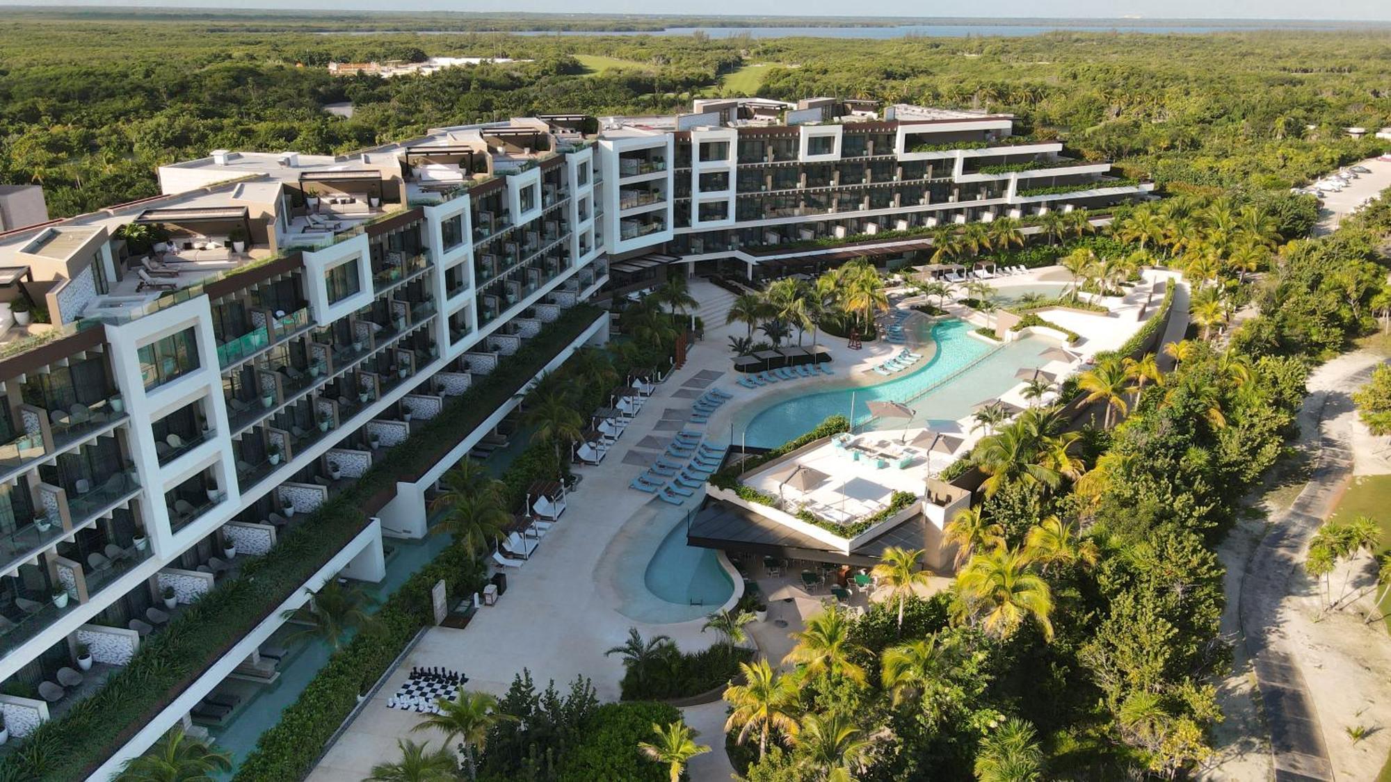 Hotel Atelier Playa Mujeres (Adults Only) Cancún Esterno foto Aerial view of the hotel